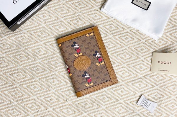 Replica Gucci 602538 Disney x Gucci passport case in Beige/ebony mini GG Supreme canvas