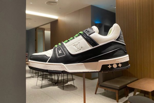 Replica Louis Vuitton 1A812Y LV Trainer sneaker in Black/White calf leather